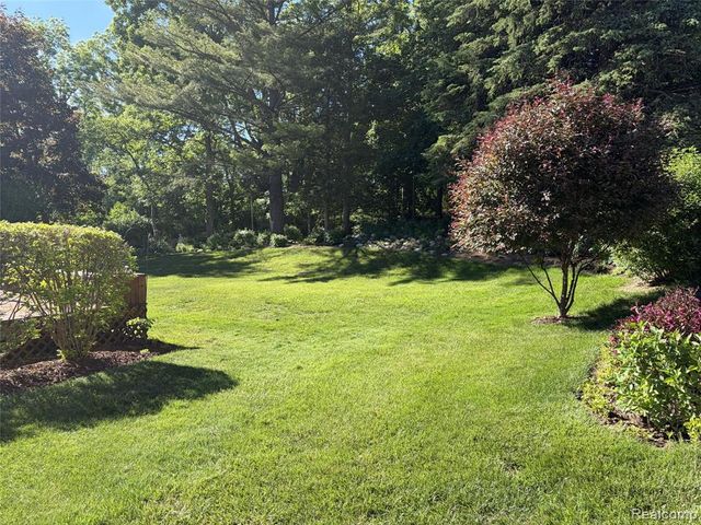 2534 Topsham Drive, Rochester Hills, MI 48306