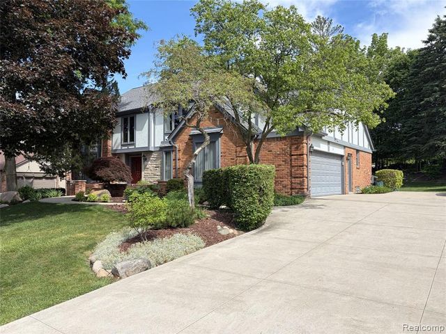 2534 Topsham Drive, Rochester Hills, MI 48306