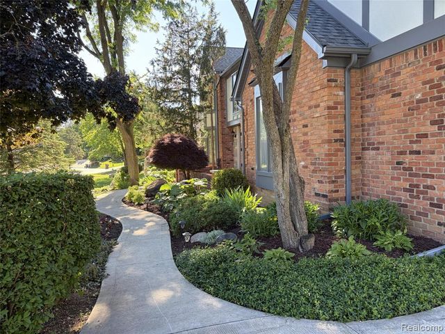 2534 Topsham Drive, Rochester Hills, MI 48306