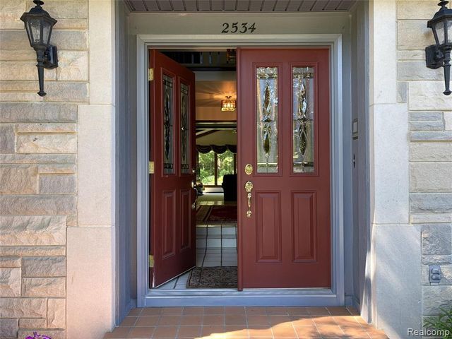 2534 Topsham Drive, Rochester Hills, MI 48306