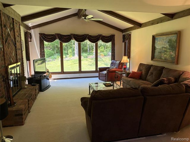2534 Topsham Drive, Rochester Hills, MI 48306