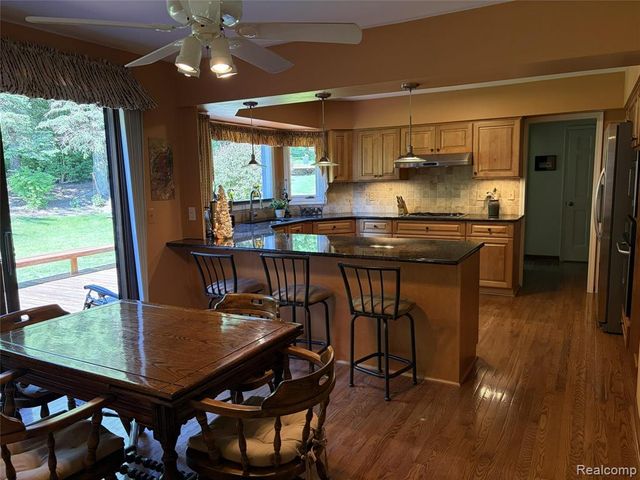 2534 Topsham Drive, Rochester Hills, MI 48306