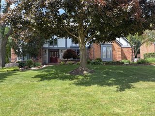2534 Topsham Drive, Rochester Hills, MI 48306
