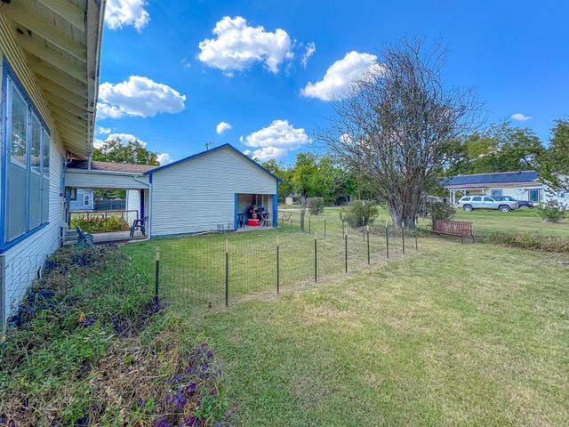 512 SW 2nd Street, Kerens, TX 75144