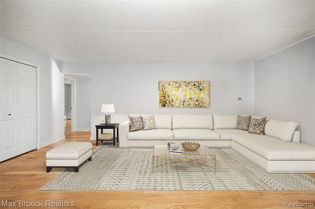 35300 Woodward Avenue 406, Birmingham, MI 48009