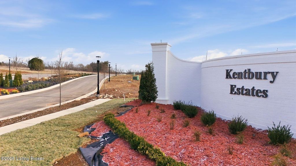 21 Littlecote Ln, Louisville, KY 40245