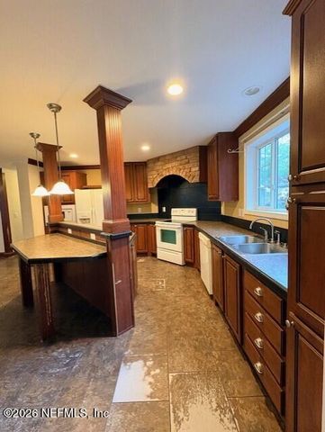 240 SWAN LAKE Drive, Melrose, FL 32666