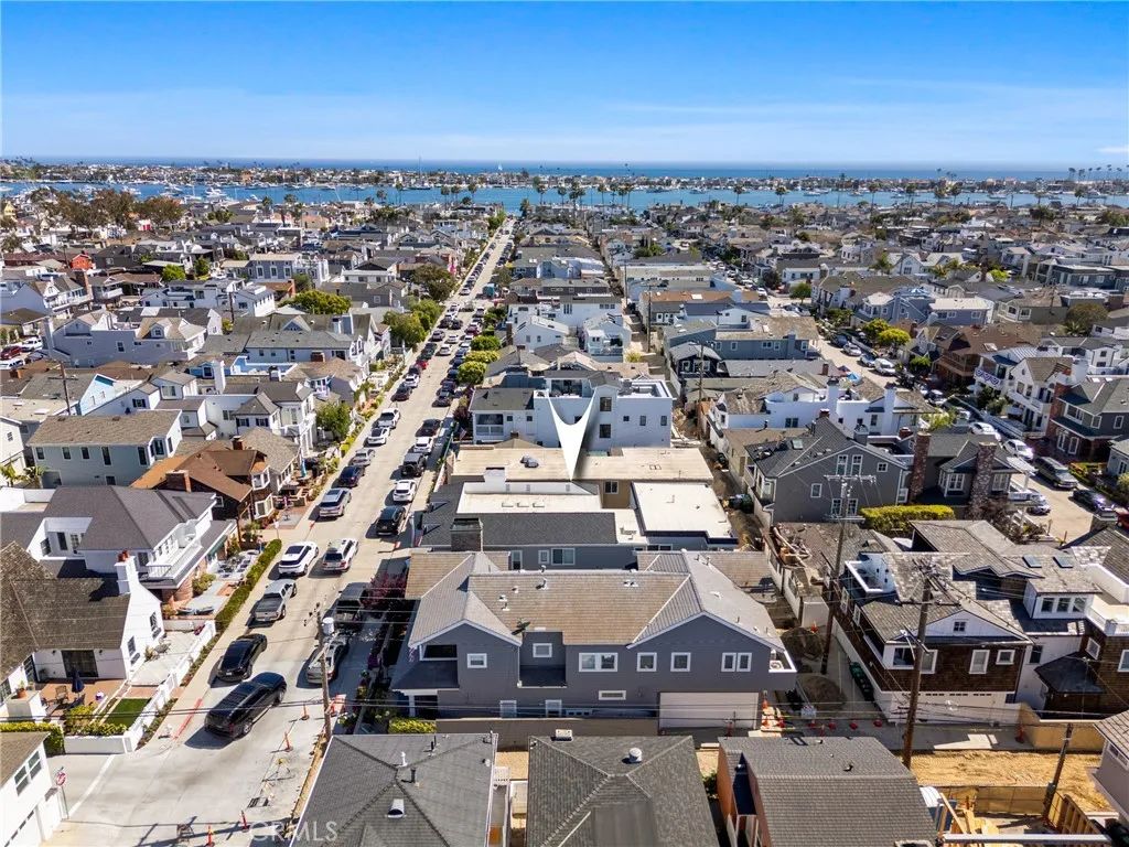 Image 3 of property listing at 327 Amethyst Avenue, Newport Beach, CA 92662