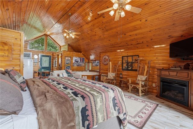 21754 W Highway 62, Eureka Springs, AR 72631