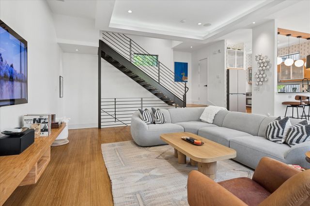 432 Trinity River Circle, Dallas, TX 75203