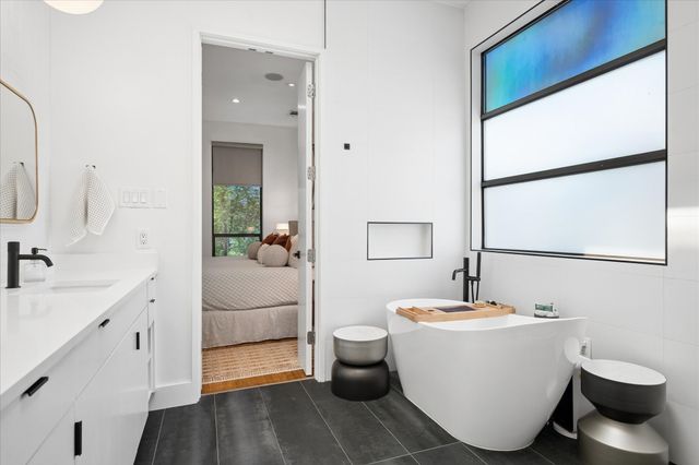 432 Trinity River Circle, Dallas, TX 75203