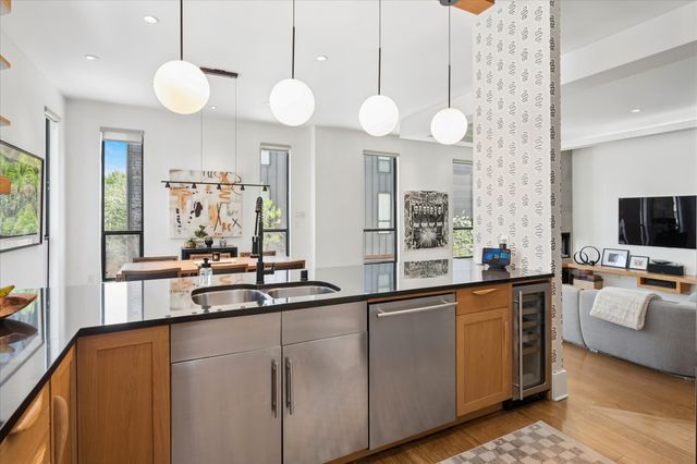 432 Trinity River Circle, Dallas, TX 75203