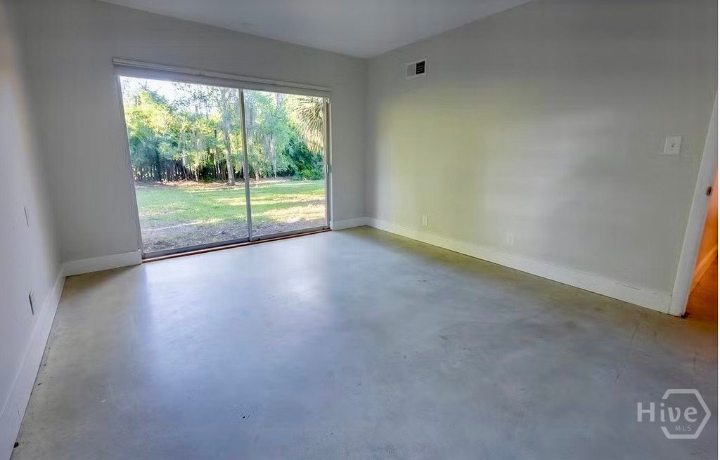 Image 12 of property listing at 1514 Whitney Road, Savannah, GA 31406