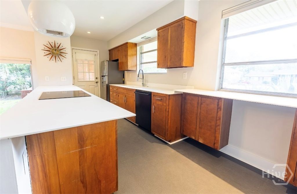 Image 7 of property listing at 1514 Whitney Road, Savannah, GA 31406