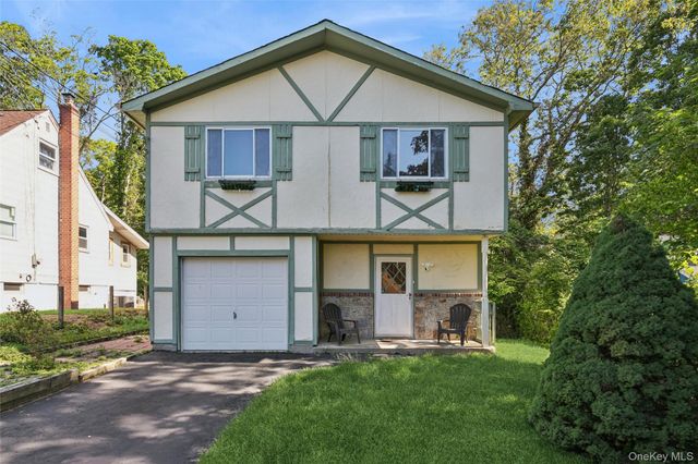 244 Lakeside Trail, Ridge, NY 11961