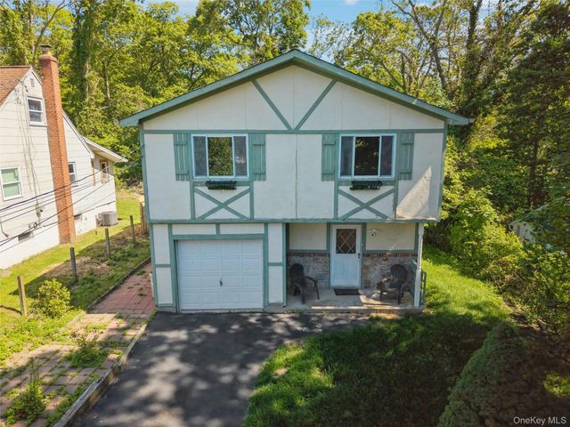 244 Lakeside Trail, Ridge, NY 11961