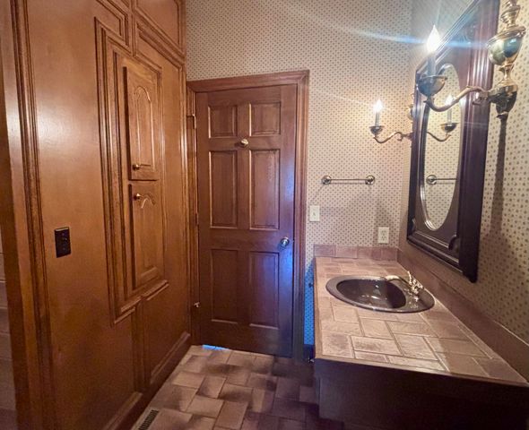 1456 S Bright Oak Avenue, Springfield, MO 65809