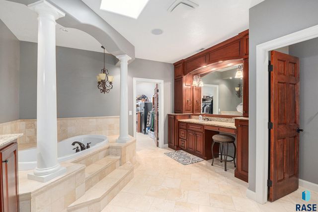 2212 W Cherrywood Cir Circle, Sioux Falls, SD 57108