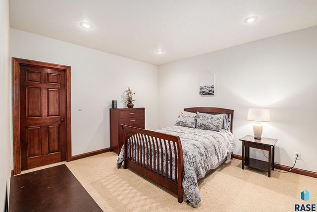 2212 W Cherrywood Cir Circle, Sioux Falls, SD 57108