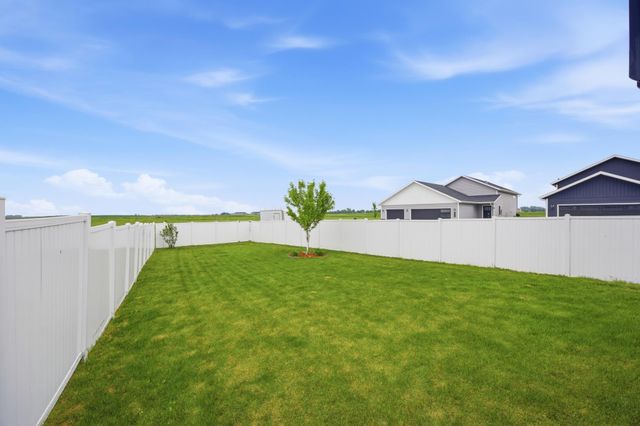 1138 Highland Lane W, West Fargo, ND 58078