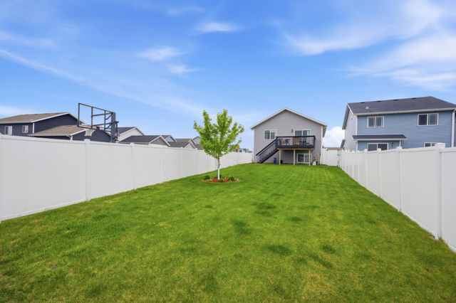 1138 Highland Lane W, West Fargo, ND 58078