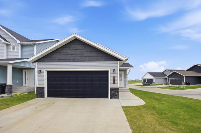 1138 Highland Lane W, West Fargo, ND 58078