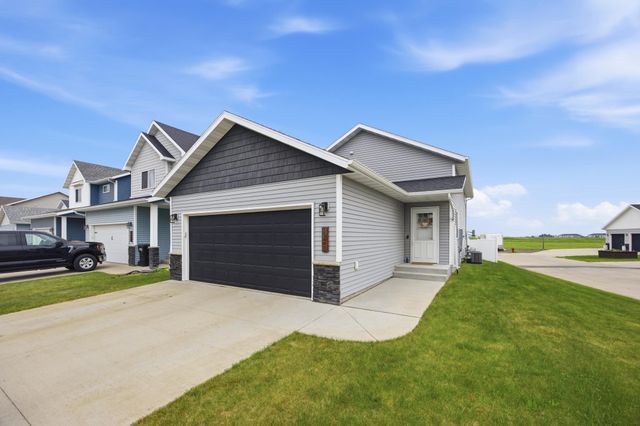 1138 Highland Lane W, West Fargo, ND 58078