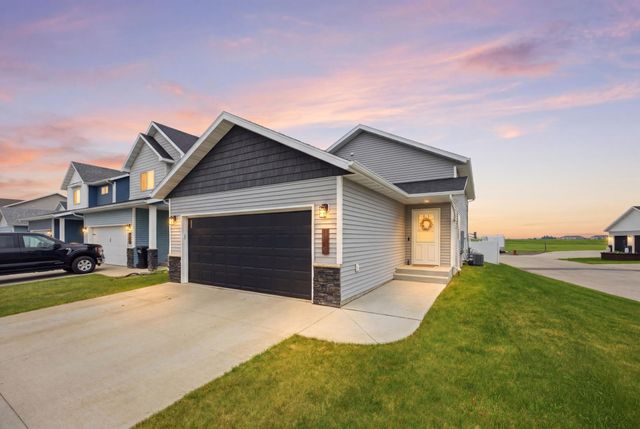 1138 Highland Lane W, West Fargo, ND 58078