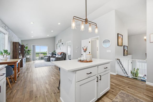 1138 Highland Lane W, West Fargo, ND 58078