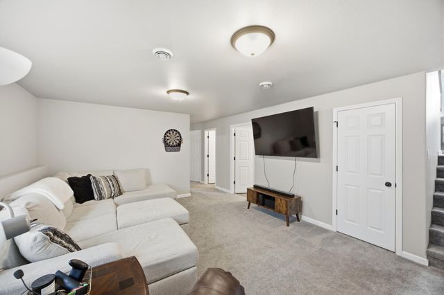 1138 Highland Lane W, West Fargo, ND 58078