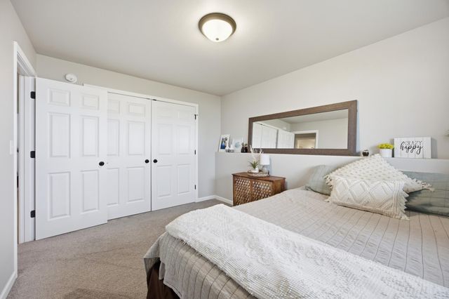 1138 Highland Lane W, West Fargo, ND 58078