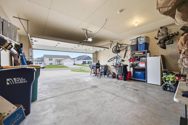 1138 Highland Lane W, West Fargo, ND 58078