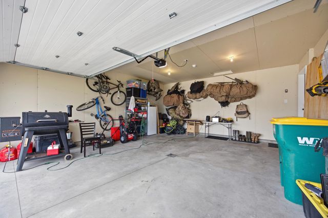 1138 Highland Lane W, West Fargo, ND 58078