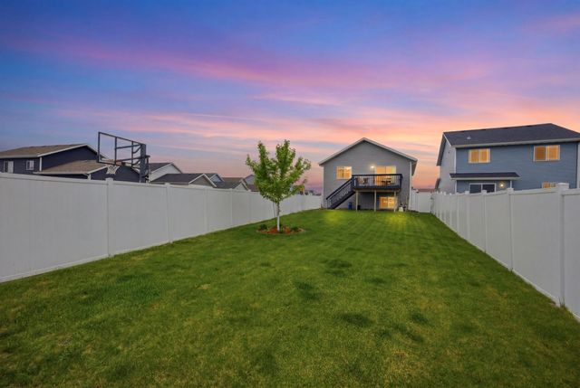 1138 Highland Lane W, West Fargo, ND 58078