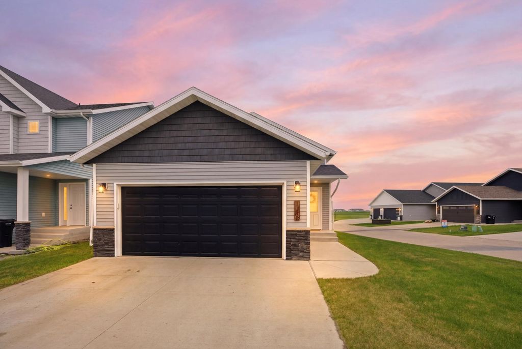 1138 Highland Lane W, West Fargo, ND 58078
