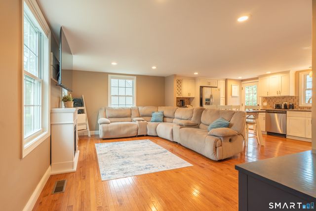 17 Edgewood Street, Cromwell, CT 06416