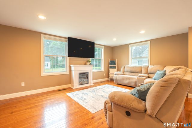 17 Edgewood Street, Cromwell, CT 06416