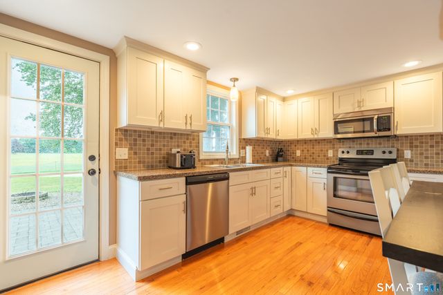17 Edgewood Street, Cromwell, CT 06416