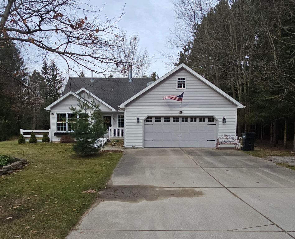 9138 White Pine Drive, Canadian Lakes, MI 49346