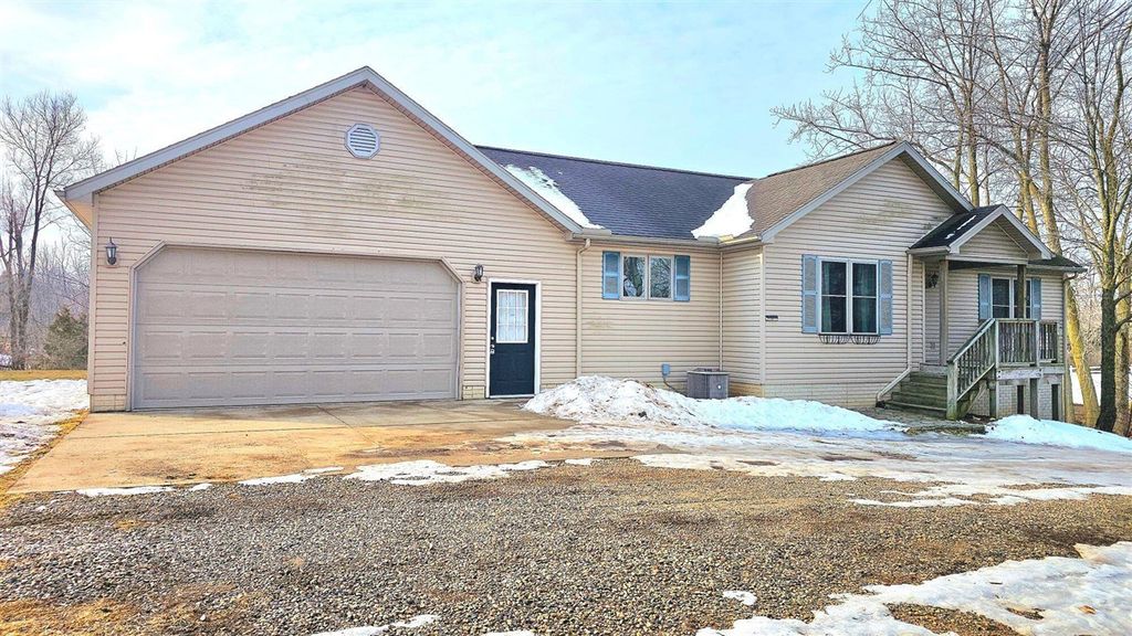 10513 Loughrea Lane, Cement City, MI 49233