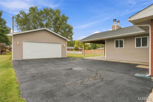 55 Country Place Lane, Granite City, IL 62040