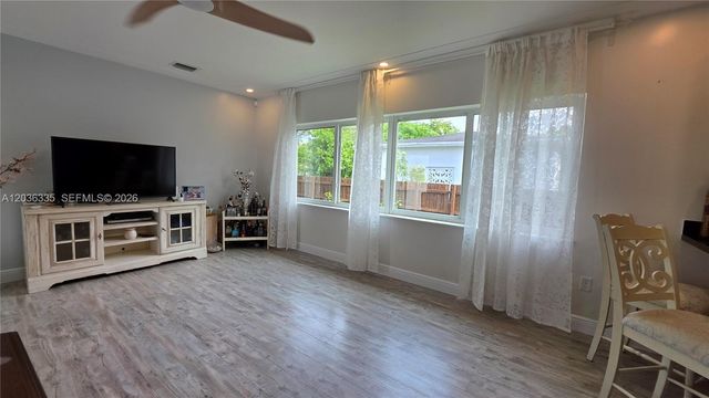 390 NE 127th St, North Miami, FL 33161