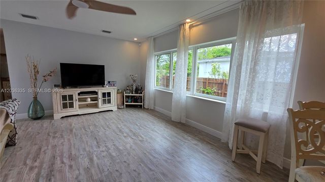 390 NE 127th St, North Miami, FL 33161