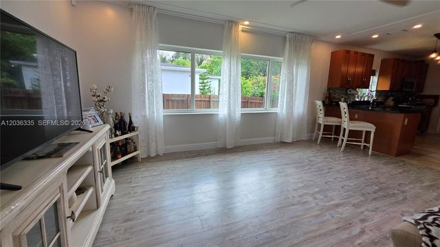 390 NE 127th St, North Miami, FL 33161