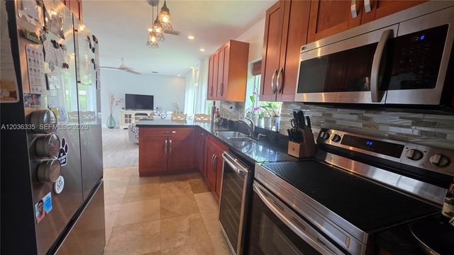 390 NE 127th St, North Miami, FL 33161