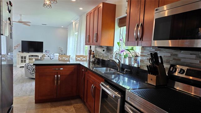 390 NE 127th St, North Miami, FL 33161