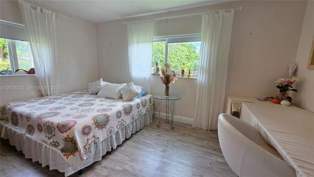 390 NE 127th St, North Miami, FL 33161