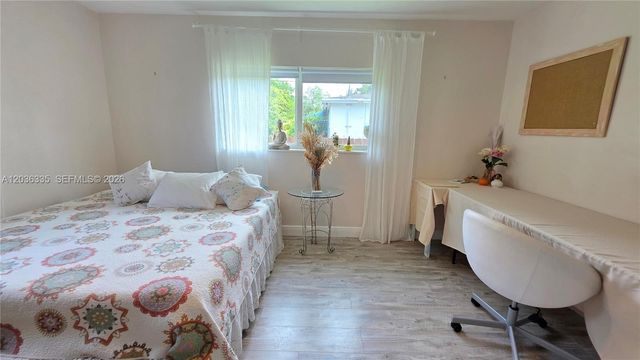 390 NE 127th St, North Miami, FL 33161