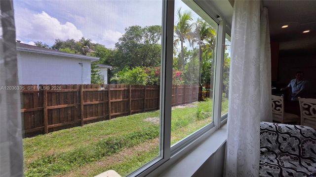 390 NE 127th St, North Miami, FL 33161