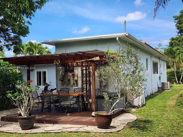 390 NE 127th St, North Miami, FL 33161